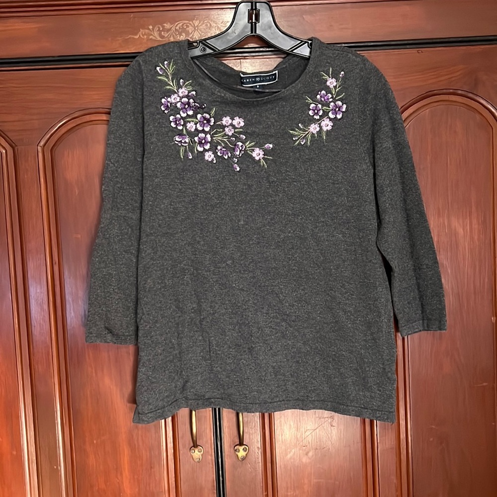 Karen Scott Gray Top With Embroidered Flowers Size Small
